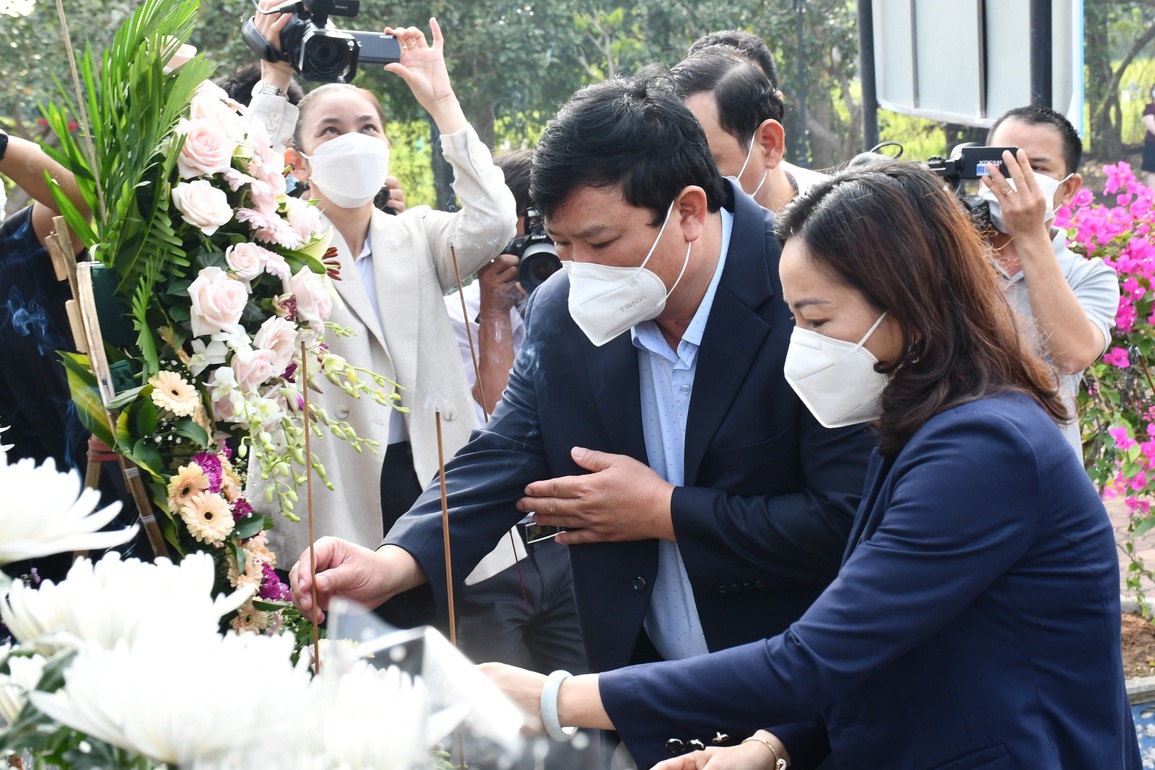 Cựu binh Mỹ gửi hơn 500 bông hồng tưởng niệm người dân bị thảm sát ở Sơn Mỹ - 2 Cựu binh Mỹ gửi hơn 500 bông hồng tưởng niệm người dân bị thảm sát ở Sơn Mỹ - 2