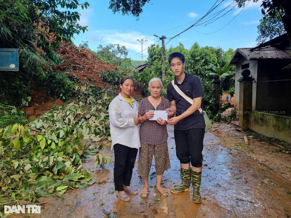 Báo Dân trí trao nóng 30 triệu đồng đến gia đình thiệt hại nặng tại Yên Bái - 12 Báo Dân trí trao nóng 30 triệu đồng đến gia đình thiệt hại nặng tại Yên Bái - 12