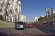 Tài xế ô tô con nghi buồn ngủ, lái xe chồm về phía trước, tông trúng 2 ô tô