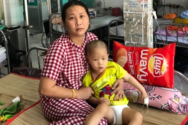 "Con đã kiên trì chịu đựng bao đau đớn, mẹ sao nỡ buông tay"