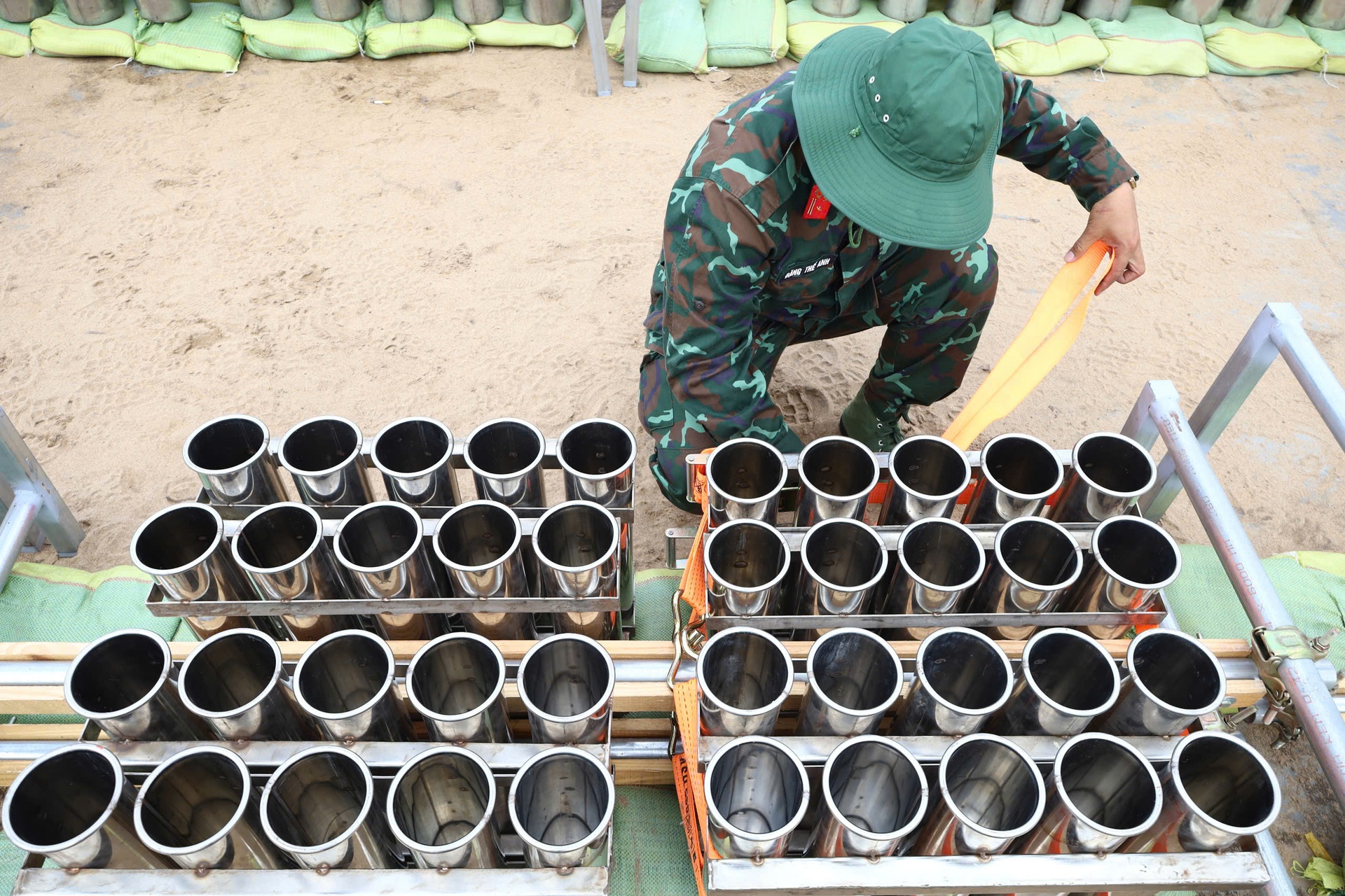 Bên trong trận địa pháo hoa Cần Thơ trước giờ khai hỏa - 3