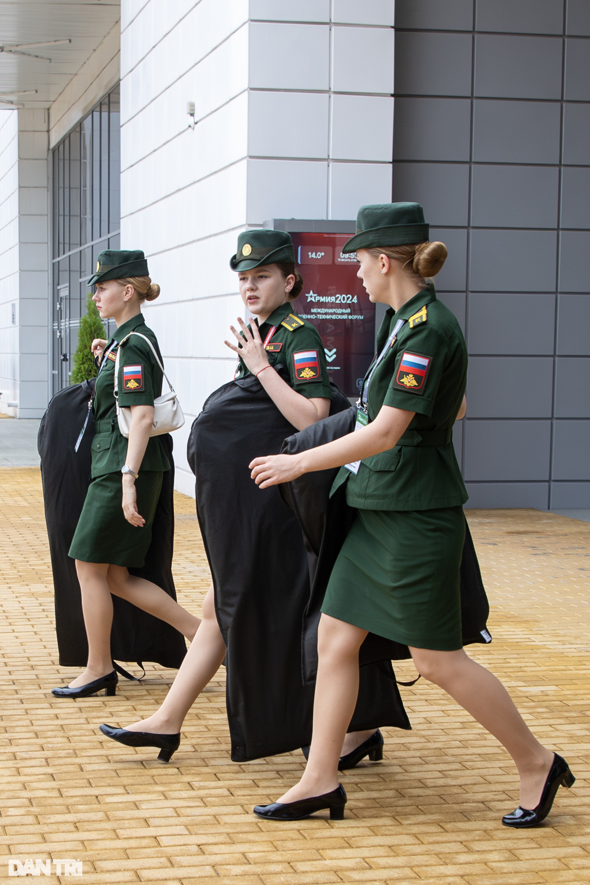 Ngắm những bông hồng Nga xinh đẹp tại Diễn đàn Kỹ thuật quân sự ARMY-2024 - 3 Ngắm những bông hồng Nga xinh đẹp tại Diễn đàn Kỹ thuật quân sự ARMY-2024 - 3