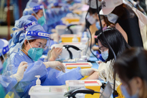 Lô vắc xin Covid-19 nước ngoài đầu tiên tới Trung Quốc