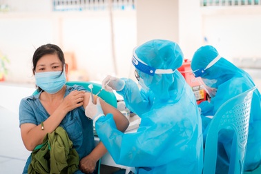 Xử trí cơn sốt sau tiêm vắc xin Covid-19