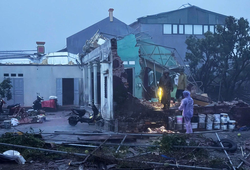 Cảnh sát trắng đêm cứu hàng chục người dân mắc kẹt trong bão Bualoi - 2 Cảnh sát trắng đêm cứu hàng chục người dân mắc kẹt trong bão Bualoi - 2
