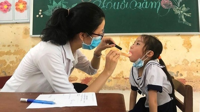 Các bác sĩ khám mắt và khám chữa răng miễn phí cho học sinh.