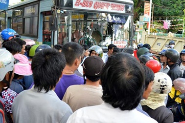 Hàng chục đối tượng vây đánh nhân viên xe buýt