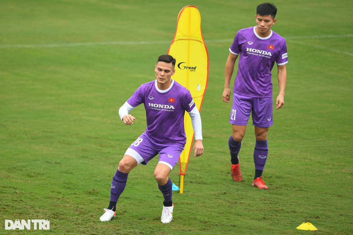 Tân binh Adriano Schmidt trong buổi tập đầu tiên cùng tuyển Việt Nam - 6 Tân binh Adriano Schmidt trong buổi tập đầu tiên cùng tuyển Việt Nam - 6
