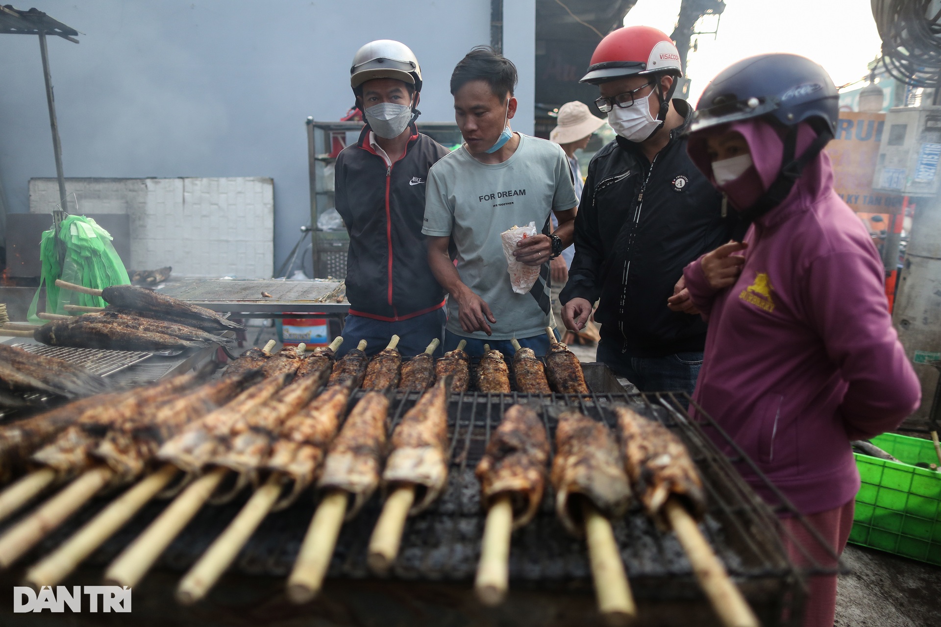 Biển người chen chân mua cá lóc nướng trong ngày vía Thần Tài ở TPHCM - 7