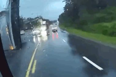 Xe khách gây họa vì phóng nhanh vượt ẩu khi trời mưa đường trơn