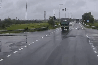 Vượt đèn đỏ qua đường dẫn cao tốc, lao vào ô tô tải, 2 người thương vong