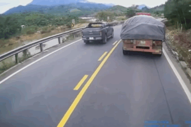 Vượt ẩu, xe bán tải rơi vào thế "kẹp chả" giữa hai xe tải trên đường đèo