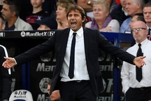 HLV Conte "nổi đóa" với học trò và quyết định "phế" Bashuayi