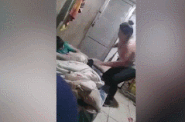 Clip mẹ đánh con gái 3 tuổi dã man vì bị mất đồ khiến dân mạng phẫn nộ