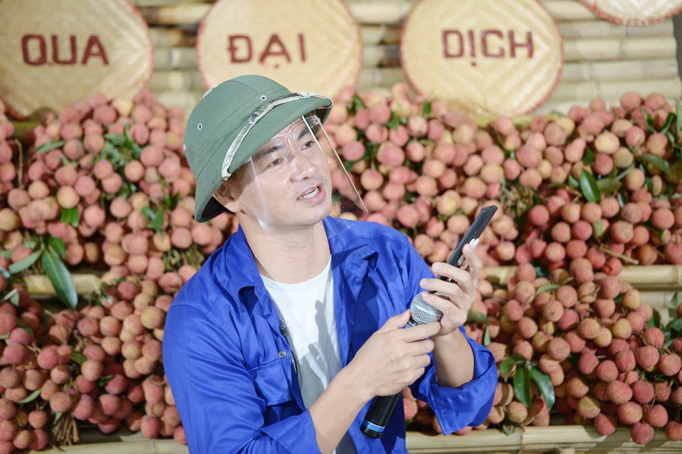 Xuân Bắc livestream chốt đơn 85 tấn vải, mận, bí, thơm... trong 1 giờ - 3 Xuân Bắc livestream chốt đơn 85 tấn vải, mận, bí, thơm... trong 1 giờ - 3