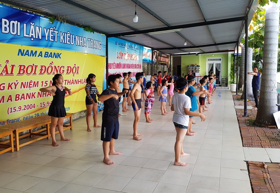 Khánh Hòa: Nắng nóng, học sinh đổ xô đi học bơi, giải nhiệt - 1 Khánh Hòa: Nắng nóng, học sinh đổ xô đi học bơi, giải nhiệt - 1