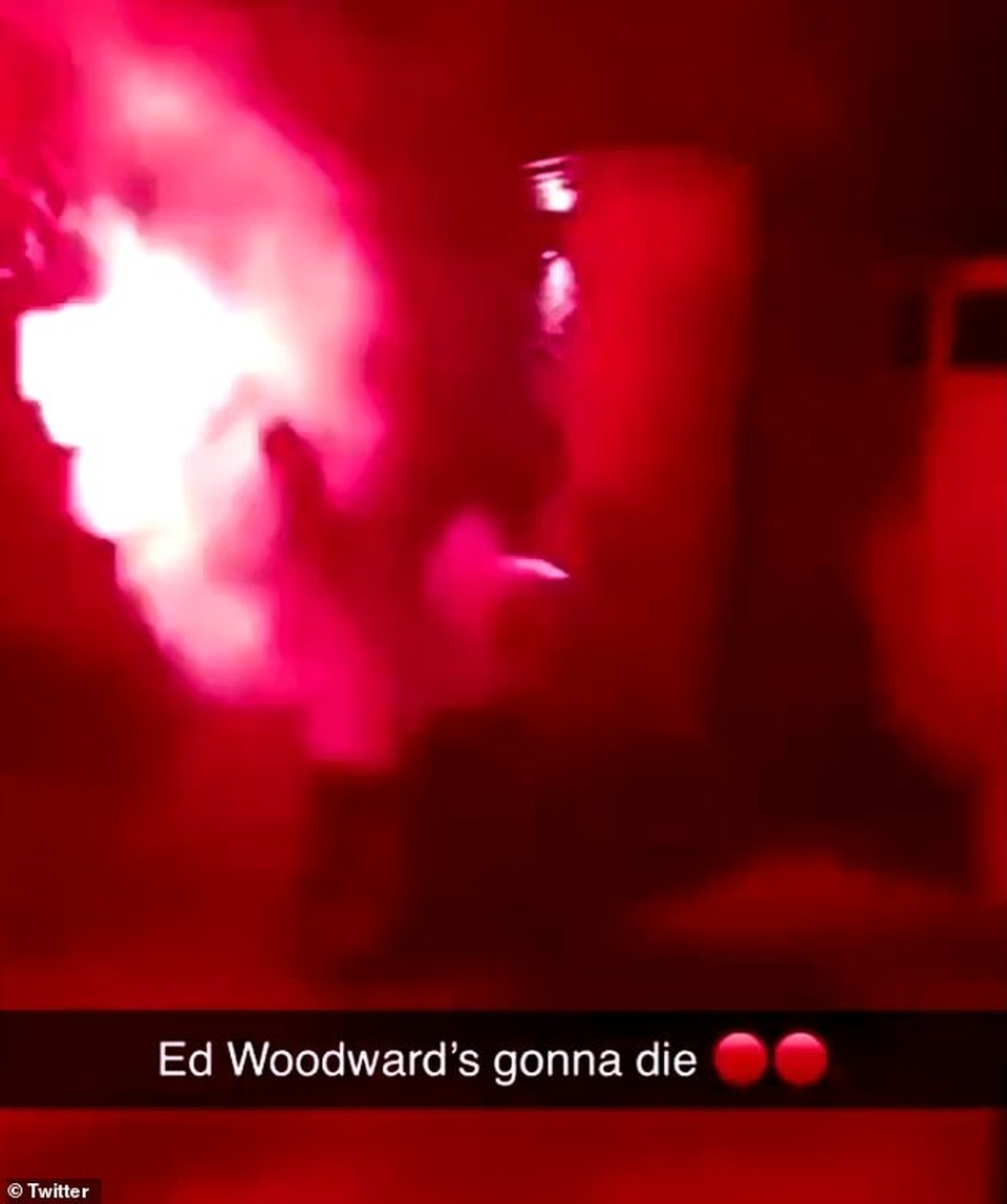 Cổ động viên Man Utd tấn công nhà Phó Chủ tịch Ed Woodward - 1 Cổ động viên Man Utd tấn công nhà Phó Chủ tịch Ed Woodward - 1