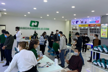 Black Friday: Dân đổ xô "săn" đồ công nghệ, iPhone 14 chỉ từ 22 triệu đồng