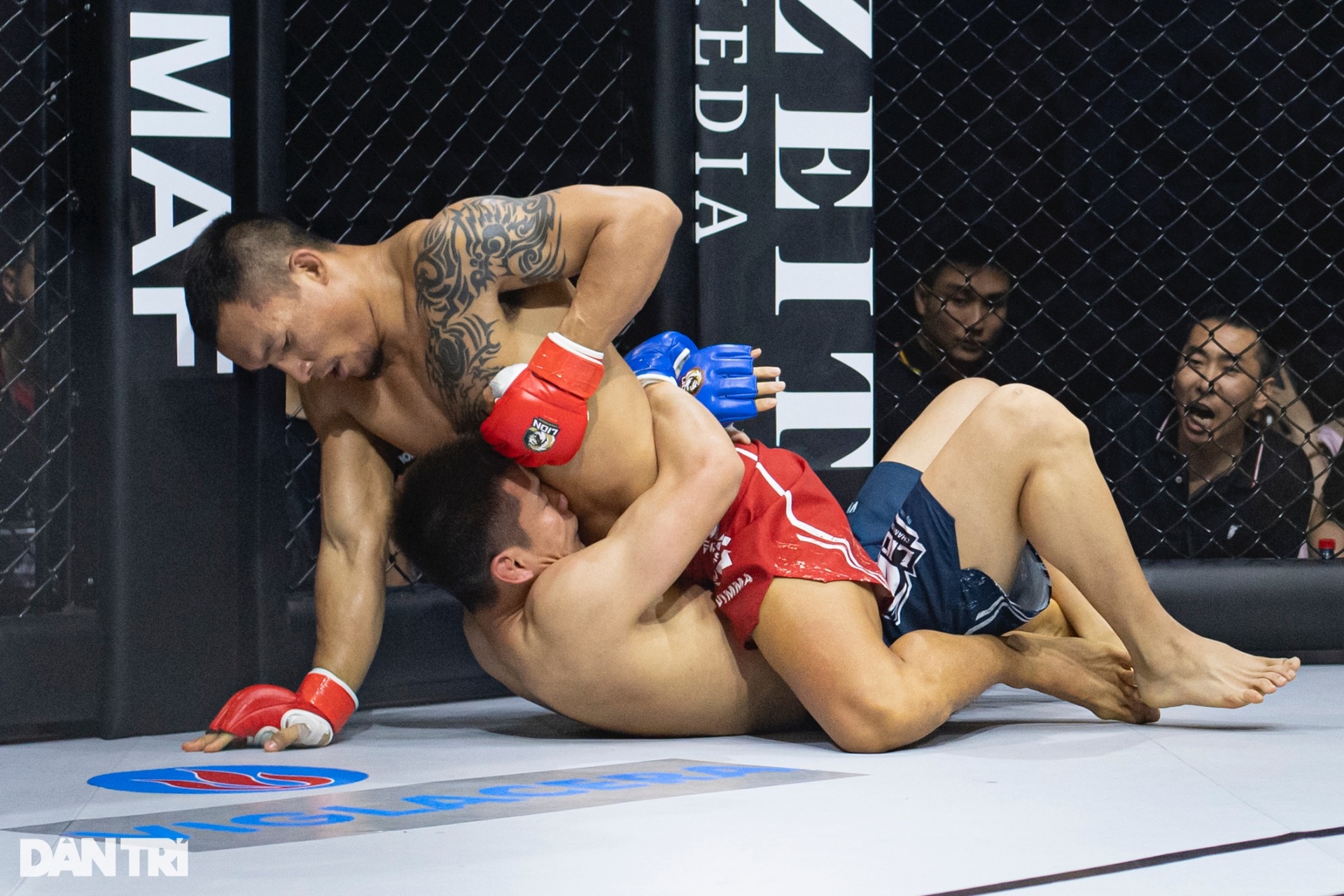 Khoảnh khắc Trần Quang Lộc hạ knock-out Lý Tiểu Long sau cú đấm liên hoàn - 7 Khoảnh khắc Trần Quang Lộc hạ knock-out Lý Tiểu Long sau cú đấm liên hoàn - 7
