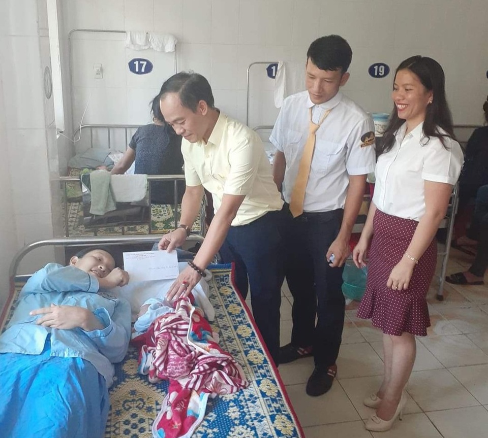 Tài xế taxi đỡ đẻ thành công cho sản phụ ngay trên xe - 2 Tài xế taxi đỡ đẻ thành công cho sản phụ ngay trên xe - 2