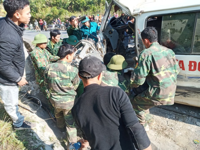 Xe đâm vào vách núi, 2 người tử vong, 6 người bị thương - Ảnh 4. Xe đâm vào vách núi, 2 người tử vong, 6 người bị thương - Ảnh 4.