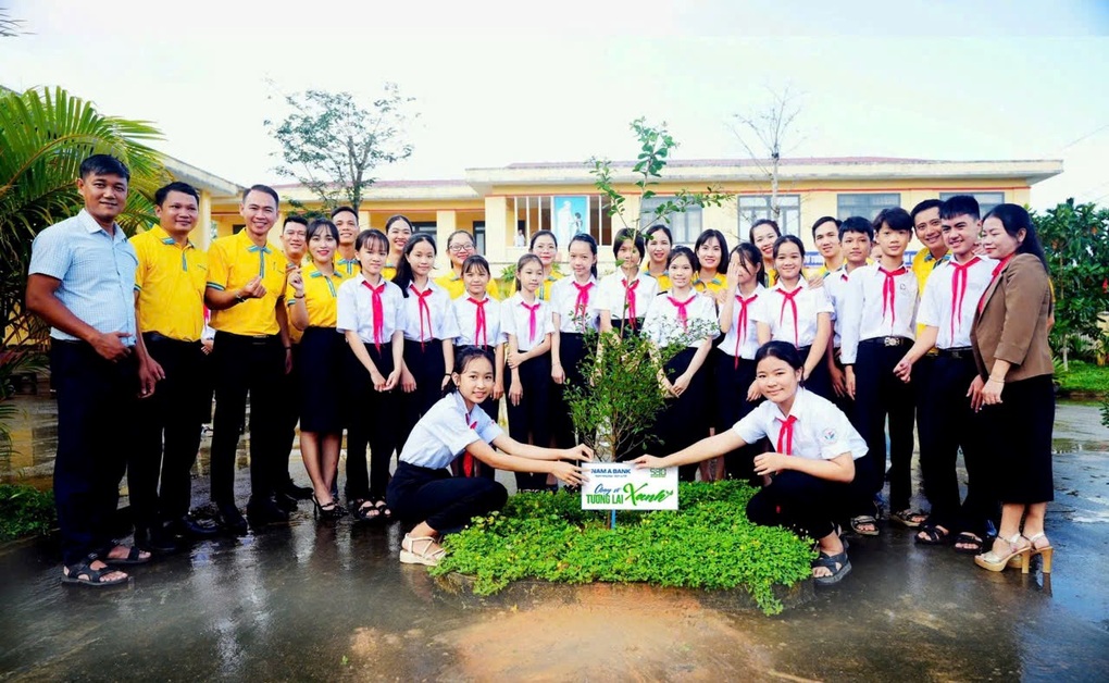 Nam A Bank chung tay vun trồng cây xanh và tri ân nhà giáo - 3 Nam A Bank chung tay vun trồng cây xanh và tri ân nhà giáo - 3