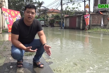 Bi hài nước thải bị cấm đổ xuống sông tràn ngập UBND phường