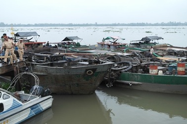 Bắt 5 sà lan bơm, hút cát trái phép