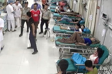 Côn đồ cầm dao gây rối tại bệnh viện