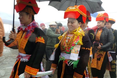 Lễ đón dâu trên đỉnh Mẫu Sơn buốt giá