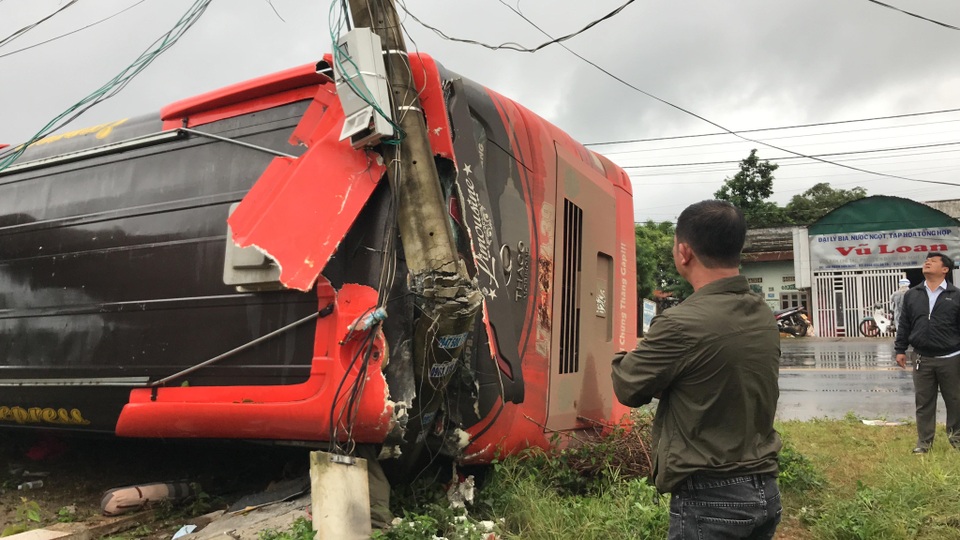 Xe khách lật đè gãy cột điện, hành khách la hét kêu cứu - 2 Xe khách lật đè gãy cột điện, hành khách la hét kêu cứu - 2