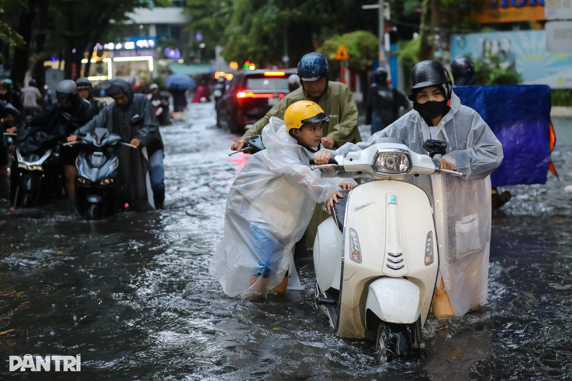 Người dân ngã nhào trên đường ngập ở khu nhà giàu Thảo Điền - 3 Người dân ngã nhào trên đường ngập ở khu nhà giàu Thảo Điền - 3