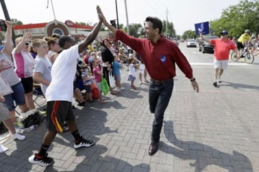 Các ứng viên Tổng thống Mỹ tuần hành chào mừng Quốc khánh (4/7)