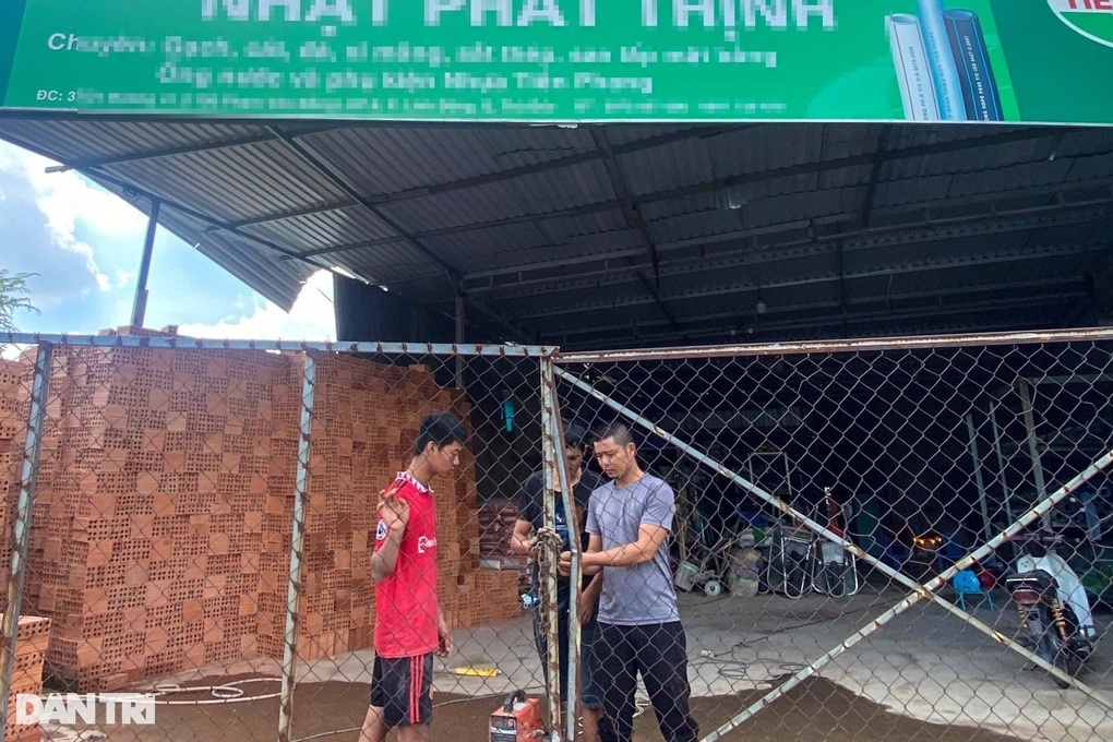 Cắt khóa, trộm xe ba gác lúc rạng sáng ở TPHCM - 1 Cắt khóa, trộm xe ba gác lúc rạng sáng ở TPHCM - 1