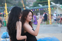 Nắng gần 40 độ C, bãi biển Cửa Lò ken đặc người tắm