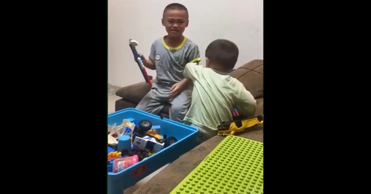 Video: Cậu bé cố gắng nhẫn nhịn khi bị em trai bắt nạt | Báo Dân trí