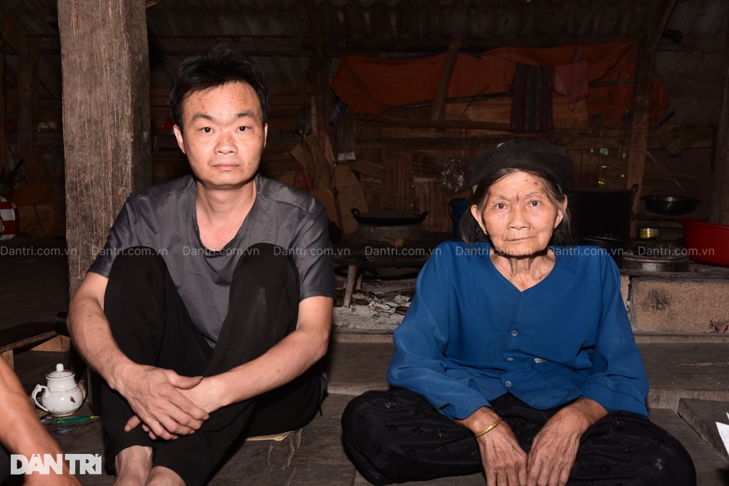 Mẹ nghèo 81 tuổi còng lưng chăm sóc con trai bệnh tật - 2 Mẹ nghèo 81 tuổi còng lưng chăm sóc con trai bệnh tật - 2