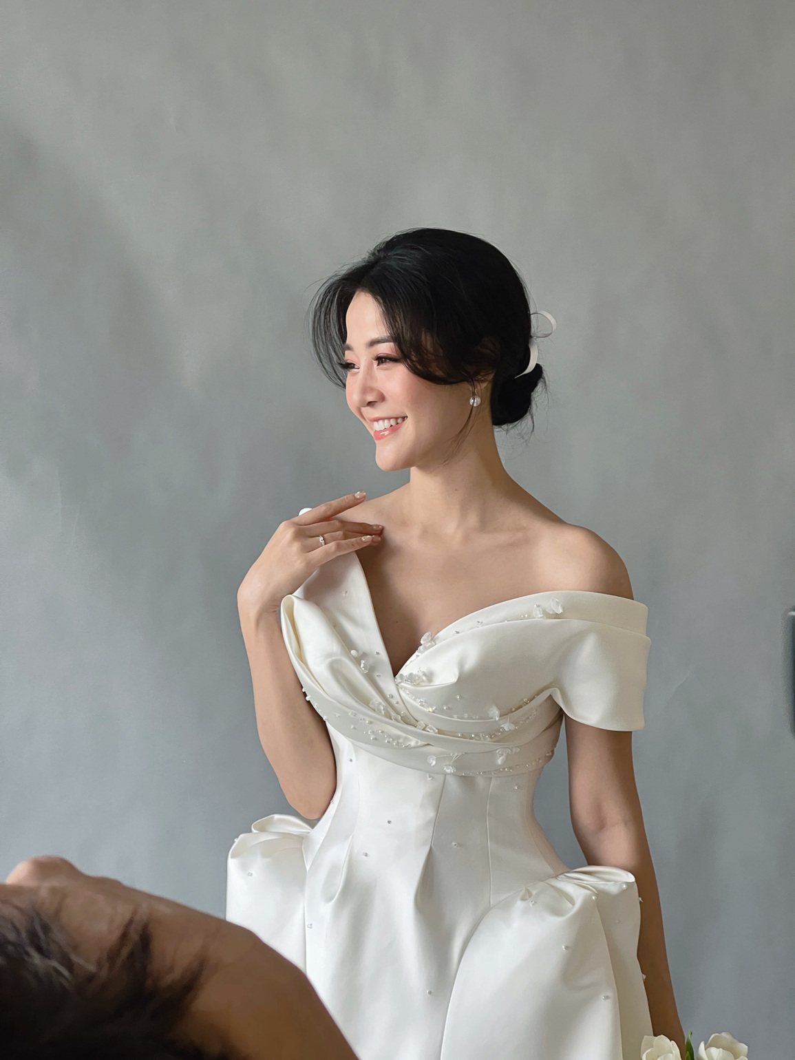 Tiểu tam trong loạt MV của Hương Giang khoe ảnh cưới với chồng doanh nhân - 3 Tiểu tam trong loạt MV của Hương Giang khoe ảnh cưới với chồng doanh nhân - 3