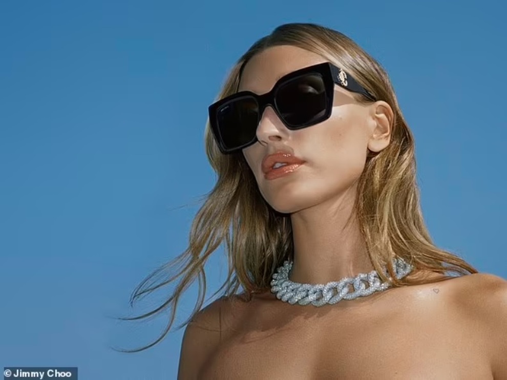 Người mẫu Hailey Bieber khoe chân dài miên man trong bộ ảnh thời trang - 7 Người mẫu Hailey Bieber khoe chân dài miên man trong bộ ảnh thời trang - 7