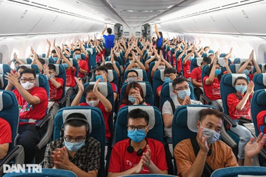 Chuyến bay đầu đời và quyết tâm chống dịch của sinh viên Đại học Y Hà Nội