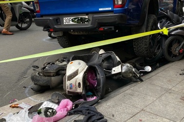 Hà Nội: Xe bán tải tông liên hoàn 8 xe máy, 2 người bị thương