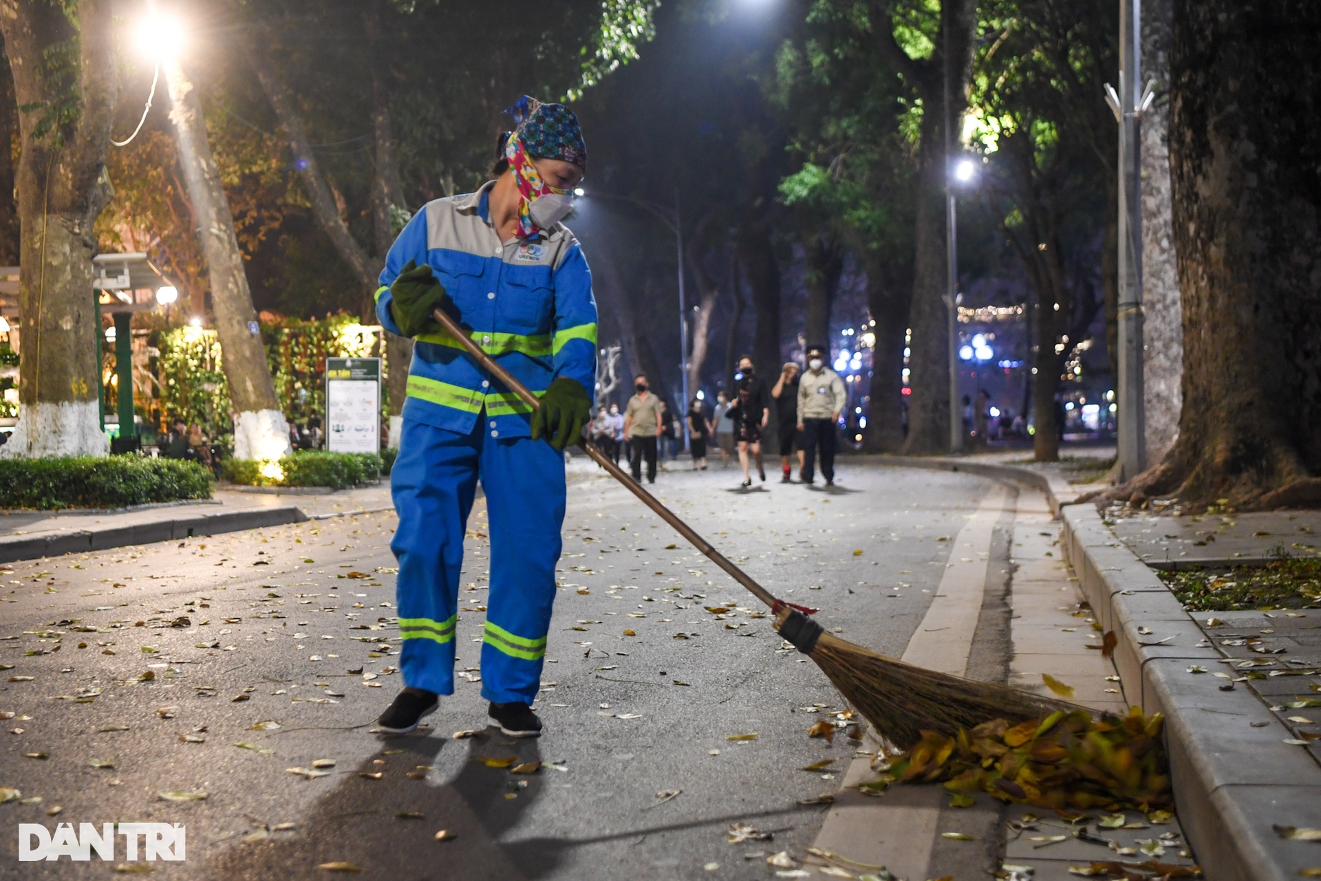 Hàng nghìn người đổ về phố đi bộ, hồ Gươm đông vui trở lại dịp cuối tuần - 14 Hàng nghìn người đổ về phố đi bộ, hồ Gươm đông vui trở lại dịp cuối tuần - 14
