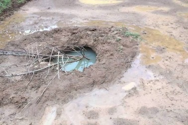 Người đàn ông và chiếc máy cày suýt bị "hố tử thần" trên ruộng nuốt chửng