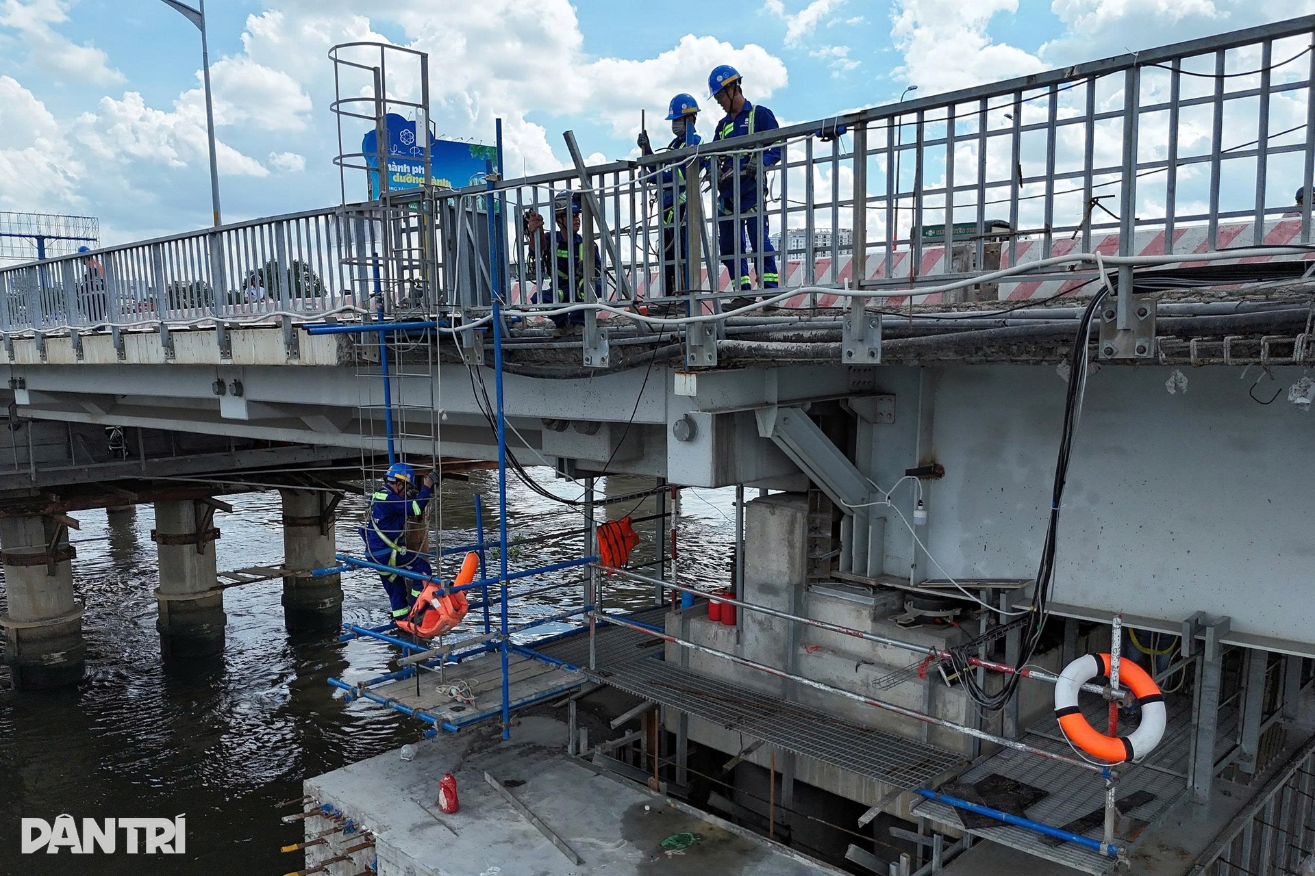 Cận cảnh thần đèn nâng tĩnh không cầu Bình Triệu 1 ở TPHCM - 2 Cận cảnh thần đèn nâng tĩnh không cầu Bình Triệu 1 ở TPHCM - 2