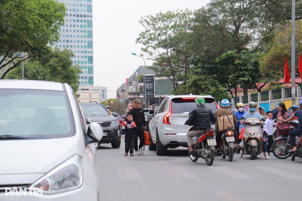 Không có biển cấm, công an khó xử lý ô tô đỗ tràn lan trước cổng trường - 1 Không có biển cấm, công an khó xử lý ô tô đỗ tràn lan trước cổng trường - 1