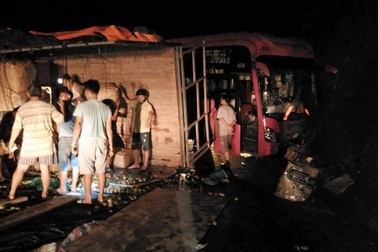 Xe khách đâm vách núi trong đêm, nhiều người bị thương