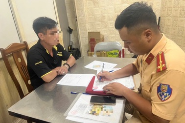 Xử phạt tài xế xe tải để dầu đổ tràn xuống phố Hà Nội