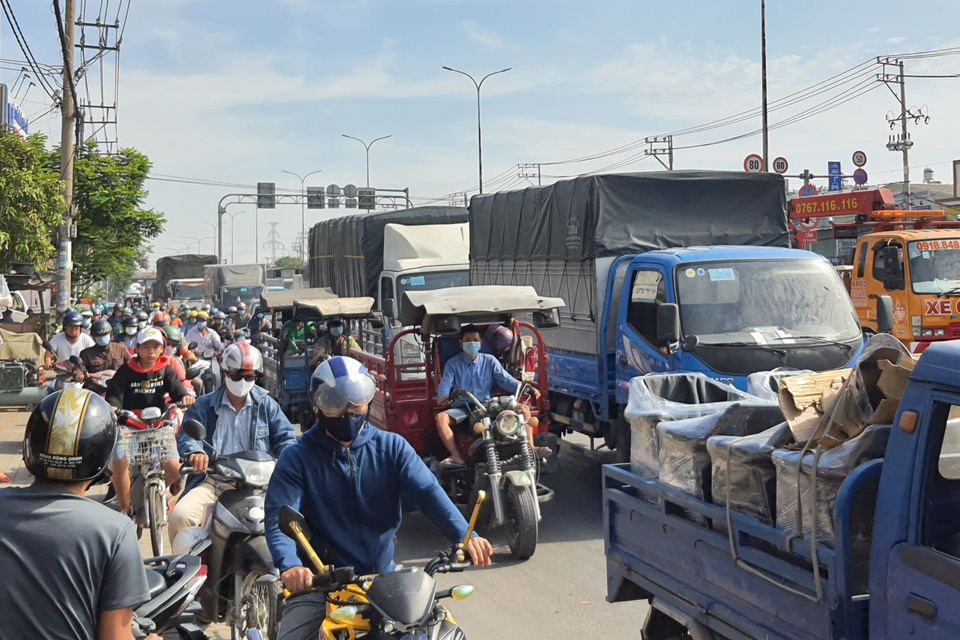 Ô tô tiền tỷ bị 3 xe tải kẹp trên quốc lộ - 3