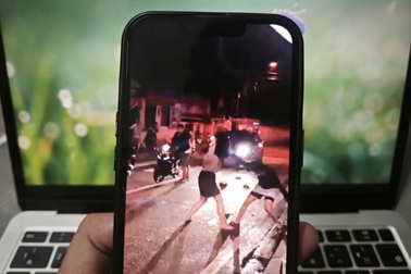 Hai đôi nam nữ đánh nhau giữa đường ở TPHCM