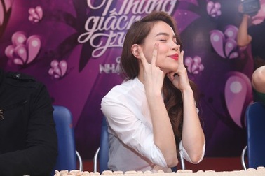 Hồ Ngọc Hà và Đông Nhi rạng rỡ ký tặng fan